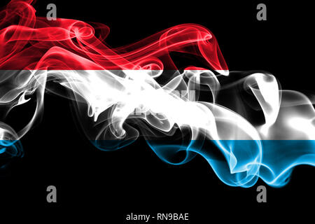 Drapeau national du Luxembourg fait de la fumée de couleur isolé sur fond noir. Résumé Contexte vague soyeuse Banque D'Images