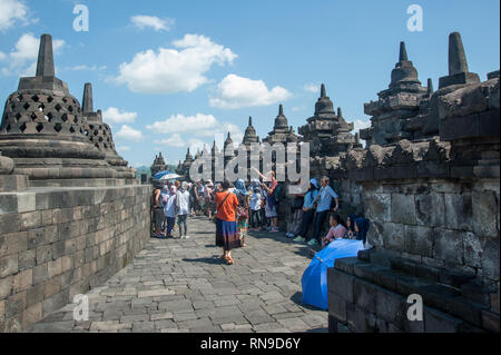 Yogyakarta Indonésie - Jul 30, 2016 : touriste en visite Borobodur Temple. Borobodur Temple est un site du patrimoine mondial de l'UNESCO. Banque D'Images