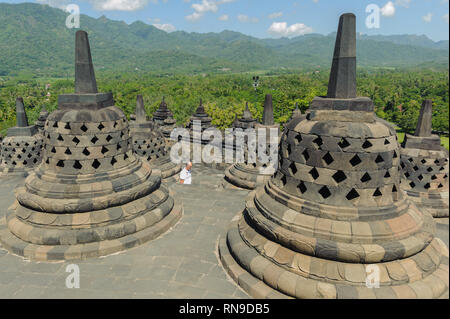 Yogyakarta Indonésie - Jul 30, 2016 : Men Walking in entre stupa à Borobodur Temple. Borobodur Temple est un site du patrimoine mondial de l'UNESCO. Banque D'Images