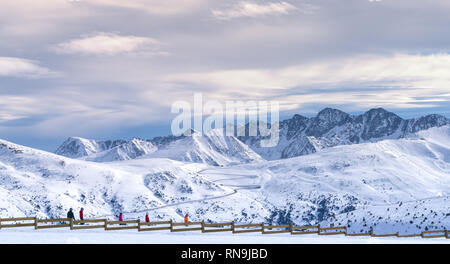 Photo de paysage de montagne enneigée Pyreenes dans station de ski d'El Tarte, l'Andorre. Banque D'Images