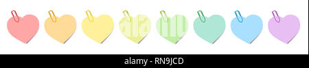 Notes colorées en forme de coeur avec du papier de couleur clips - illustration sur fond blanc. Banque D'Images