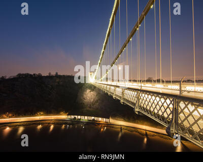 Photo de nuit tardive des voitures sur le pont suspendu de Clifton à Bristol. Banque D'Images