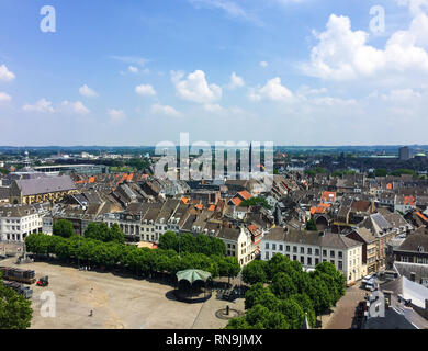 Vue aérienne de Sint Janskerk tower (St.John Church) sur la ville de Maastricht, Pays-Bas Banque D'Images