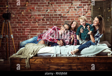 Portrait d'un cheerrful family dans un intérieur moderne et élégant Banque D'Images