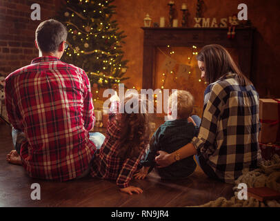 Portrait of a happy family realxing dans un soir d'hiver, calme Banque D'Images