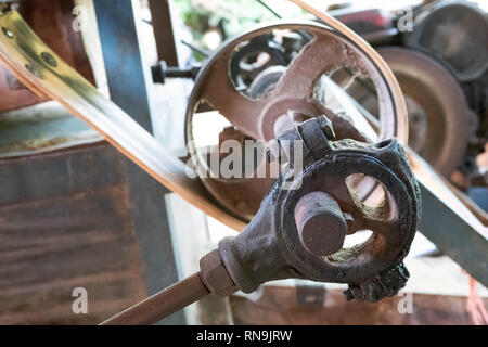 A proximité de l'ancien pignon rotatif de moulin à riz, huile grasse machine vintage et de la poulie avec la courroie. Banque D'Images