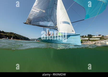 Un yacht bleu passé pendant la régate Ville Salcombe sous un beau ciel bleu. Banque D'Images