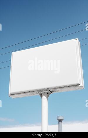 Vide panneau pour publicité de plein air affiche ou blank billboard pour publicité - Droit Banque D'Images