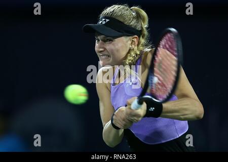 Dubaï. Feb 17, 2019. Dayana Yastremska de l'Ukraine renvoie la balle contre Garbine Muguruza d'Espagne pendant la première dames tour de Dubai Duty Free tennis WTA Championships 2019 à Dubaï, Émirats arabes unis, 17 février, 2019. Dayana Yastremska perdu 1-2. Credit : Mahmoud Khaled/Xinhua/Alamy Live News Banque D'Images