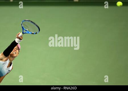 Dubaï. Feb 17, 2019. Garbine Muguruza d'Espagne sert la balle pendant la première série de match contre Dayana Yastremska de l'Ukraine de Dubai Duty Free tennis WTA Championships 2019 à Dubaï, Émirats arabes unis, 17 février, 2019. Garbine Muguruza a gagné 2-1. Credit : Mahmoud Khaled/Xinhua/Alamy Live News Banque D'Images