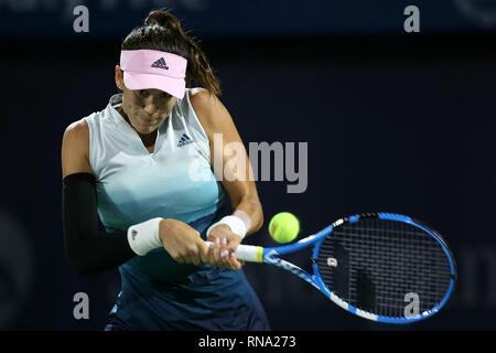 Dubaï. Feb 17, 2019. Garbine Muguruza d'Espagne renvoie la balle au cours de la première série de match contre Dayana Yastremska de l'Ukraine de Dubai Duty Free tennis WTA Championships 2019 à Dubaï, Émirats arabes unis, 17 février, 2019. Garbine Muguruza a gagné 2-1. Credit : Mahmoud Khaled/Xinhua/Alamy Live News Banque D'Images