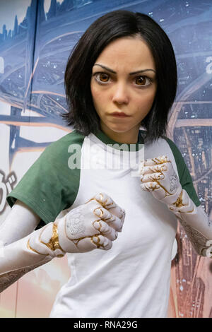 Une statue grandeur nature de l'alita est vu dans un couloir de la gare de Shinjuku, le 16 février 2019, Tokyo, Japon. Il y a deux statues grandeur nature la promotion ''Alita : Battle Angel'' film dans la gare de Shinjuku. Le film sortira au Japon le 22 février. Credit : Rodrigo Reyes Marin/AFLO/Alamy Live News Banque D'Images
