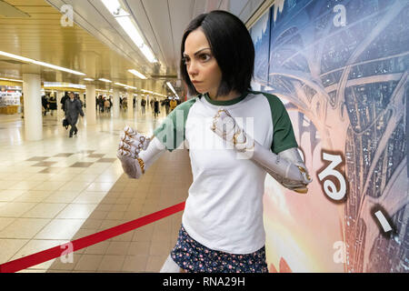 Une statue grandeur nature de l'alita est vu dans un couloir de la gare de Shinjuku, le 16 février 2019, Tokyo, Japon. Il y a deux statues grandeur nature la promotion ''Alita : Battle Angel'' film dans la gare de Shinjuku. Le film sortira au Japon le 22 février. Credit : Rodrigo Reyes Marin/AFLO/Alamy Live News Banque D'Images