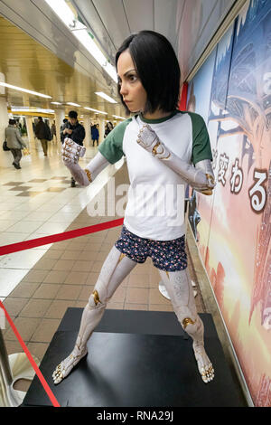 Une statue grandeur nature de l'alita est vu dans un couloir de la gare de Shinjuku, le 16 février 2019, Tokyo, Japon. Il y a deux statues grandeur nature la promotion ''Alita : Battle Angel'' film dans la gare de Shinjuku. Le film sortira au Japon le 22 février. Credit : Rodrigo Reyes Marin/AFLO/Alamy Live News Banque D'Images