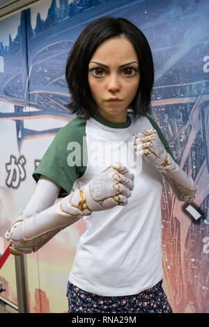 Une statue grandeur nature de l'alita est vu dans un couloir de la gare de Shinjuku, le 16 février 2019, Tokyo, Japon. Il y a deux statues grandeur nature la promotion ''Alita : Battle Angel'' film dans la gare de Shinjuku. Le film sortira au Japon le 22 février. Credit : Rodrigo Reyes Marin/AFLO/Alamy Live News Banque D'Images