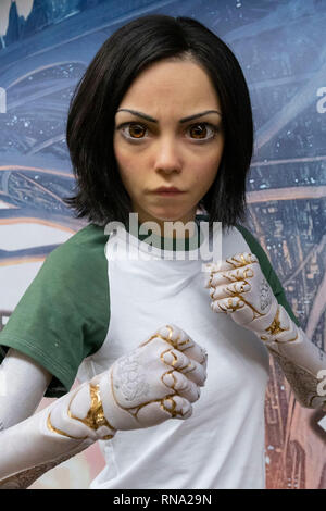 Une statue grandeur nature de l'alita est vu dans un couloir de la gare de Shinjuku, le 16 février 2019, Tokyo, Japon. Il y a deux statues grandeur nature la promotion ''Alita : Battle Angel'' film dans la gare de Shinjuku. Le film sortira au Japon le 22 février. Credit : Rodrigo Reyes Marin/AFLO/Alamy Live News Banque D'Images