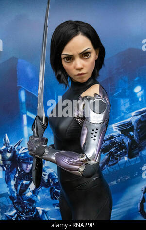 Une statue grandeur nature de l'alita est vu dans un couloir de la gare de Shinjuku, le 16 février 2019, Tokyo, Japon. Il y a deux statues grandeur nature la promotion ''Alita : Battle Angel'' film dans la gare de Shinjuku. Le film sortira au Japon le 22 février. Credit : Rodrigo Reyes Marin/AFLO/Alamy Live News Banque D'Images