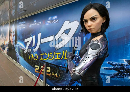 Une statue grandeur nature de l'alita est vu dans un couloir de la gare de Shinjuku, le 16 février 2019, Tokyo, Japon. Il y a deux statues grandeur nature la promotion ''Alita : Battle Angel'' film dans la gare de Shinjuku. Le film sortira au Japon le 22 février. Credit : Rodrigo Reyes Marin/AFLO/Alamy Live News Banque D'Images