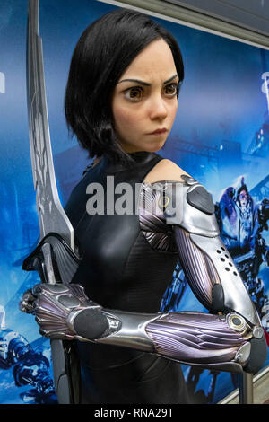 Une statue grandeur nature de l'alita est vu dans un couloir de la gare de Shinjuku, le 16 février 2019, Tokyo, Japon. Il y a deux statues grandeur nature la promotion ''Alita : Battle Angel'' film dans la gare de Shinjuku. Le film sortira au Japon le 22 février. Credit : Rodrigo Reyes Marin/AFLO/Alamy Live News Banque D'Images