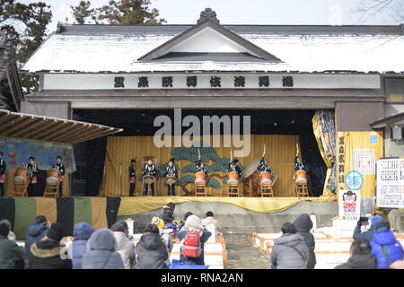 SAKATA, Yamagata, Japon - 17 février : Dans cette photo montre Kuromori les élèves du primaire 'Exécuter' taiko, tambour sur scène lors de performances à Kabuki Kuromori Kuromori, Sakata, Yamagata Prefecture, Japan Le 17 février 2019. Le thème de l'agriculture la kabuki a été effectuée depuis plus de 280 ans sans interruption depuis la mi-ère Edo, comme un attachement à la Kuromori Hie Shrine à Sakata ville. Kabuki Kabuki agriculteurs Kuromori est effectuée pour des performances les dieux dans le culte pendant les froids extrêmes de février à l'occasion de la nouvelle année lunaire, et comme telle, elle est aussi appelée la danse dans la neige Banque D'Images