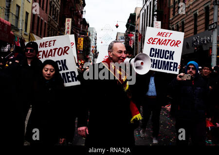 New York, USA. Feb 17, 2019. Chef de la minorité du Sénat américain Chuck Schumer participe à la parade du Nouvel An lunaire chinois dans le quartier chinois de Manhattan de la ville de New York, États-Unis, 17 février 2019. Credit : Muzi Li/Xinhua/Alamy Live News Banque D'Images