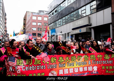 New York, USA. Feb 17, 2019. Maire de la ville de New York, Bill De Blasio participe à la parade du Nouvel An lunaire chinois dans le quartier chinois de Manhattan de la ville de New York, États-Unis, 17 février 2019. Credit : Muzi Li/Xinhua/Alamy Live News Banque D'Images