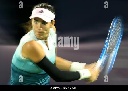 Dubaï. Feb 17, 2019. Garbine Muguruza d'Espagne renvoie la balle au cours de la première série de match contre Dayana Yastremska de l'Ukraine de Dubai Duty Free tennis WTA Championships 2019 à Dubaï, Émirats arabes unis, 17 février, 2019. Garbine Muguruza a gagné 2-1. Credit : Mahmoud Khaled/Xinhua/Alamy Live News Banque D'Images