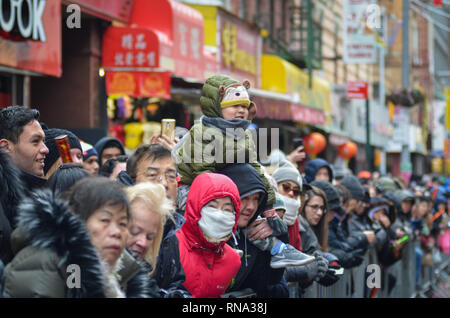 Vu les gens à la recherche au cours d'un défilé lors de la Parade du Nouvel An chinois dans le quartier chinois. Les communautés chinoises du monde entier ont célébré le Nouvel An chinois 2019, l'année du cochon. Banque D'Images