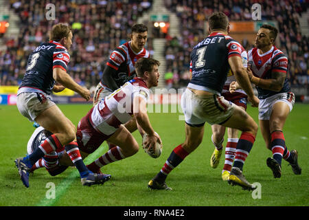 Wigan, UK. Feb 17, 2019. Wigan Warriors's Joe Greenwood est abordé par Sydney Roosters Cooper Cronk 17 février 2019, DW Stadium, Wigan, Angleterre ; Betfred World Club Challenge, Wigan Warriors vs Sydney Roosters ; Credit : Terry Donnelly/News Images Nouvelles Images /Crédit : Alamy Live News Banque D'Images