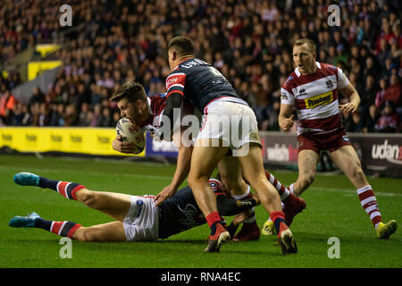 Wigan, UK. Feb 17, 2019. Wigan Warriors's Joe Greenwood est abordé par Sydney Roosters Joseph Manu 17 février 2019, DW Stadium, Wigan, Angleterre ; Betfred World Club Challenge, Wigan Warriors vs Sydney Roosters ; Credit : Terry Donnelly/News Images Nouvelles Images /Crédit : Alamy Live News Banque D'Images