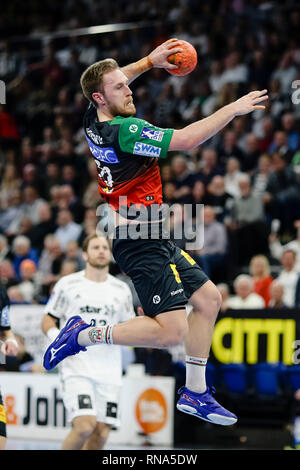 Kiel, Allemagne. Feb 17, 2019. Handball : Bundesliga, THW Kiel - SC Magdeburg, 21. journée. Albin Lagergren du Magdeburger SC lance la balle sur le but. Crédit : Frank Molter/dpa/Alamy Live News Banque D'Images