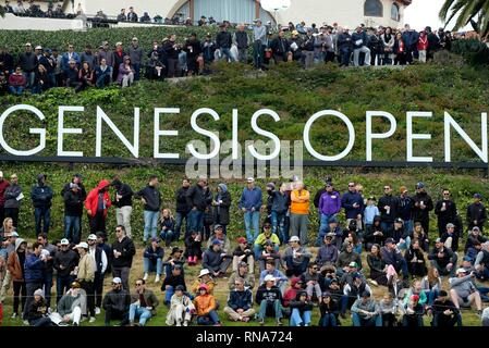 Los Angeles, USA. Feb 17, 2019. Les gens regardent le tour final de la genèse de la PGA tournoi de golf ouvert à Los Angeles, États-Unis, le 17 février 2019. Credit : Zhao Hanrong/Xinhua/Alamy Live News Banque D'Images