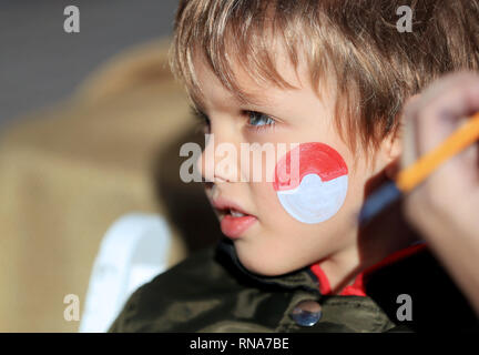 Los Angeles, USA. Feb 17, 2019. Un garçon a son visage peint au cours d'une célébration de la Nouvelle Année lunaire chinoise au marché des fermiers d'origine à Los Angeles, États-Unis, le 17 février 2019. La célébration du Nouvel An lunaire dimanche dernier a attiré les habitants et les touristes. Il a débuté avec l'inauguration d'une statue de porc à la main d'acier pesant 400 livres (181 kg) en l'honneur de cette année, le signe du zodiaque, suivie d'une démonstration de kung-fu, spectacles acrobatiques, un spectacle de magie et d'un lion et la danse du dragon. Crédit : Li Ying/Xinhua/Alamy Live News Banque D'Images