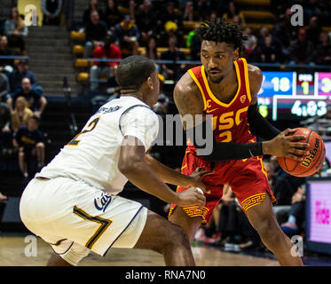 Hass Berkeley en Californie, USA Pavilion. 16 Février, 2019. CA U.S.A. USC guard Jonas Mathews (2) a l'air de passer la balle au cours de la NCAA Men's Basketball match entre l'Université de Californie du sud de Troie et le California Golden Bears 89-66 gagner à Berkeley en Californie Pavillon Hass Thurman James/CSM/Alamy Live News Banque D'Images