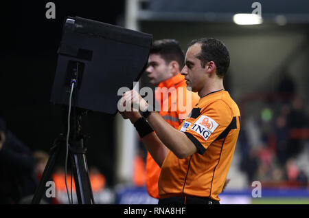 MOUSCRON, BELGIQUE - le 17 février : Arbitre Alexandre Boucaut regarde la vidéo arbitre assistant VAR écran lors de la Jupiler Pro League match day 26 entre Mouscron et Excel Royal Cercle Brugge le 17 février 2019 à Mouscron, en Belgique. (Photo de Vincen Banque D'Images