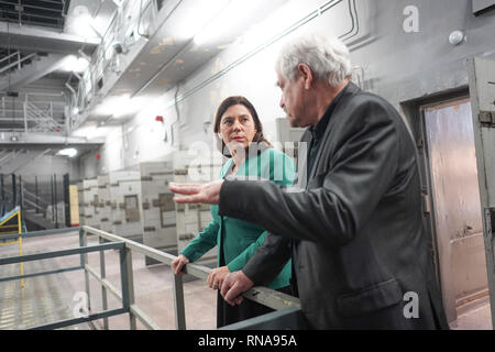 Berlin, Allemagne. Feb 18, 2019. Sandra (Scheeres l, SPD), sénateur de Berlin pour l'éducation, et les 70 ans témoin contemporain Michael Brack, ouvrir un lieu d'apprentissage parascolaires dans l'ex-Allemagne de l'Keibelstraße la prison de la police. Selon le sénateur, jeunes il sera en mesure de traiter l'état d'arbitraire et de la répression dans la RDA à l'avenir. Visites guidées de l'édifice sont également prévues pour les visiteurs intéressés. La prison était vide depuis des années, l'utilisation avait été mal pendant une longue période. Credit : Jörg Carstensen/dpa/Alamy Live News Banque D'Images