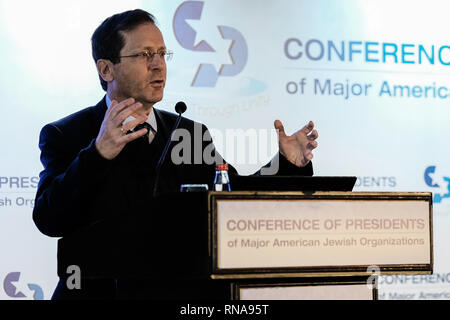 Jérusalem, Israël. 18 Février, 2019. ISAAC HERZOG, 'Bougie', Président de l'Agence Juive, ancien membre de la Knesset ancien ministre des Services sociaux et de bien-être, l'ancien président du Parti du Travail et le chef de l'opposition, parle à la 45e Conférence des présidents des principales organisations juives américaines à Israël Mission Leadership (COP) à l'hôtel Inbal de Jérusalem. Plus de 100 dirigeants américains de la Conférence, 53 organisations membres et de ses dirigeants nationaux Conseil participent. Credit : Alon Nir/Alamy Live News Banque D'Images