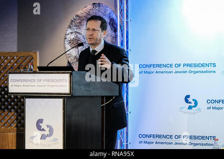 Jérusalem, Israël. 18 Février, 2019. ISAAC HERZOG, 'Bougie', Président de l'Agence Juive, ancien membre de la Knesset ancien ministre des Services sociaux et de bien-être, l'ancien président du Parti du Travail et le chef de l'opposition, parle à la 45e Conférence des présidents des principales organisations juives américaines à Israël Mission Leadership (COP) à l'hôtel Inbal de Jérusalem. Plus de 100 dirigeants américains de la Conférence, 53 organisations membres et de ses dirigeants nationaux Conseil participent. Credit : Alon Nir/Alamy Live News Banque D'Images