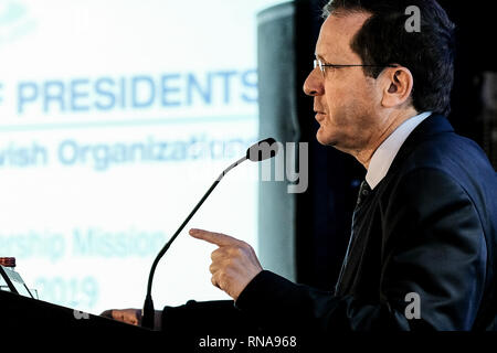 Jérusalem, Israël. 18 Février, 2019. ISAAC HERZOG, 'Bougie', Président de l'Agence Juive, ancien membre de la Knesset ancien ministre des Services sociaux et de bien-être, l'ancien président du Parti du Travail et le chef de l'opposition, parle à la 45e Conférence des présidents des principales organisations juives américaines à Israël Mission Leadership (COP) à l'hôtel Inbal de Jérusalem. Plus de 100 dirigeants américains de la Conférence, 53 organisations membres et de ses dirigeants nationaux Conseil participent. Credit : Alon Nir/Alamy Live News Banque D'Images