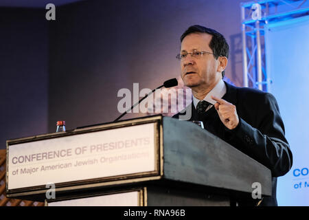 Jérusalem, Israël. 18 Février, 2019. ISAAC HERZOG, 'Bougie', Président de l'Agence Juive, ancien membre de la Knesset ancien ministre des Services sociaux et de bien-être, l'ancien président du Parti du Travail et le chef de l'opposition, parle à la 45e Conférence des présidents des principales organisations juives américaines à Israël Mission Leadership (COP) à l'hôtel Inbal de Jérusalem. Plus de 100 dirigeants américains de la Conférence, 53 organisations membres et de ses dirigeants nationaux Conseil participent. Credit : Alon Nir/Alamy Live News Banque D'Images