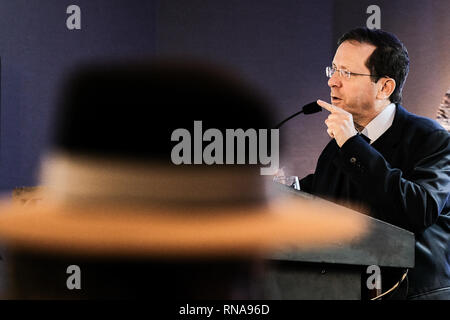 Jérusalem, Israël. 18 Février, 2019. ISAAC HERZOG, 'Bougie', Président de l'Agence Juive, ancien membre de la Knesset ancien ministre des Services sociaux et de bien-être, l'ancien président du Parti du Travail et le chef de l'opposition, parle à la 45e Conférence des présidents des principales organisations juives américaines à Israël Mission Leadership (COP) à l'hôtel Inbal de Jérusalem. Plus de 100 dirigeants américains de la Conférence, 53 organisations membres et de ses dirigeants nationaux Conseil participent. Credit : Alon Nir/Alamy Live News Banque D'Images