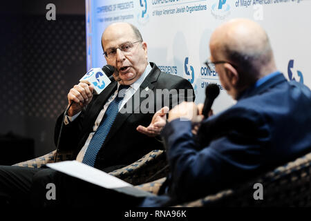 Jérusalem, Israël. 18 Février, 2019. Jérusalem, Israël. 18 Février, 2019. MOSHE YAALON, 'Boogie' (L), chef de l'Telem Parti, l'ancien ministre de la Défense et ancien chef d'état-major des Forces de défense d'Israël, est interviewé à la 45e Conférence des présidents des principales organisations juives américaines à Israël Mission Leadership (COP) à l'hôtel Inbal de Jérusalem. Plus de 100 dirigeants américains de la Conférence, 53 organisations membres et de ses dirigeants nationaux Conseil participent. Credit : Alon Nir/Alamy Live News Banque D'Images