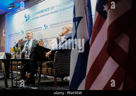 Jérusalem, Israël. 18 Février, 2019. Jérusalem, Israël. 18 Février, 2019. MOSHE YAALON, 'Boogie' (L), chef de l'Telem Parti, l'ancien ministre de la Défense et ancien chef d'état-major des Forces de défense d'Israël, est interviewé à la 45e Conférence des présidents des principales organisations juives américaines à Israël Mission Leadership (COP) à l'hôtel Inbal de Jérusalem. Plus de 100 dirigeants américains de la Conférence, 53 organisations membres et de ses dirigeants nationaux Conseil participent. Credit : Alon Nir/Alamy Live News Banque D'Images