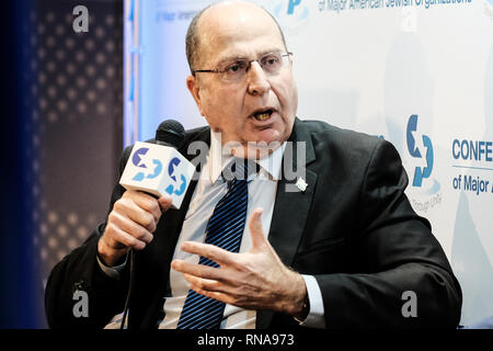 Jérusalem, Israël. 18 Février, 2019. Jérusalem, Israël. 18 Février, 2019. MOSHE YAALON, 'Boogie', chef de l'Telem Parti, l'ancien ministre de la Défense et ancien chef d'état-major des Forces de défense d'Israël, est interviewé à la 45e Conférence des présidents des principales organisations juives américaines à Israël Mission Leadership (COP) à l'hôtel Inbal de Jérusalem. Plus de 100 dirigeants américains de la Conférence, 53 organisations membres et de ses dirigeants nationaux Conseil participent. Credit : Alon Nir/Alamy Live News Banque D'Images