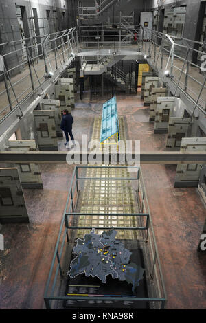 Berlin, Allemagne. Feb 18, 2019. Voir à l'ouverture d'un lieu d'apprentissage parascolaires dans l'intérieur de l'ancienne RDA police prison Keibelstraße à Berlin. Selon le sénateur, jeunes il sera en mesure de traiter l'état d'arbitraire et de la répression dans la RDA à l'avenir. Visites guidées de l'édifice sont également prévues pour les visiteurs intéressés. La prison était vide depuis des années, l'utilisation avait été mal pendant une longue période. Credit : Jörg Carstensen/dpa/Alamy Live News Banque D'Images