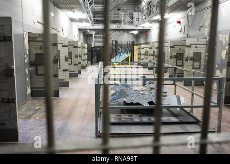 Berlin, Allemagne. Feb 18, 2019. Voir à l'ouverture d'un lieu d'apprentissage parascolaires dans l'intérieur de l'ancienne RDA police prison Keibelstraße à Berlin. Selon le sénateur, jeunes il sera en mesure de traiter l'état d'arbitraire et de la répression dans la RDA à l'avenir. Visites guidées de l'édifice sont également prévues pour les visiteurs intéressés. La prison était vide depuis des années, l'utilisation avait été mal pendant une longue période. Credit : Jörg Carstensen/dpa/Alamy Live News Banque D'Images