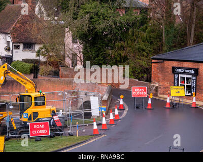 Braintree, Essex, Royaume-Uni. Feb 18, 2019. Finchingfield Braintree Essex UK l'ancien pont sur l'étang du village dans le village pittoresque d''Finchingfield est fermé pendant une semaine pour l'évaluation de l'état du pont 18 février 2019 Crédit : William Edwards/Alamy Live News Banque D'Images