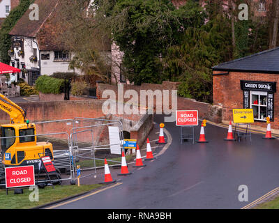 Braintree, Essex, Royaume-Uni. Feb 18, 2019. Finchingfield Braintree Essex UK l'ancien pont sur l'étang du village dans le village pittoresque d''Finchingfield est fermé pendant une semaine pour l'évaluation de l'état du pont 18 février 2019 Crédit : William Edwards/Alamy Live News Banque D'Images