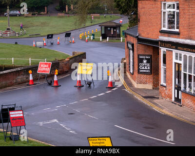 Braintree, Essex, Royaume-Uni. Feb 18, 2019. Finchingfield Braintree Essex UK l'ancien pont sur l'étang du village dans le village pittoresque d''Finchingfield est fermé pendant une semaine pour l'évaluation de l'état du pont 18 février 2019 Crédit : William Edwards/Alamy Live News Banque D'Images