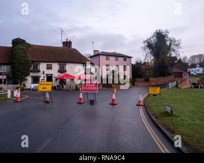 Braintree, Essex, Royaume-Uni. Feb 18, 2019. Finchingfield Braintree Essex UK l'ancien pont sur l'étang du village dans le village pittoresque d''Finchingfield est fermé pendant une semaine pour l'évaluation de l'état du pont 18 février 2019 Crédit : William Edwards/Alamy Live News Banque D'Images